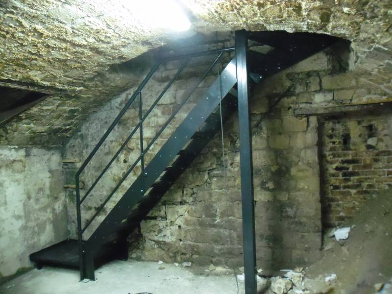 Escalier en acier sur-mesure pour une descente de cave à Paris